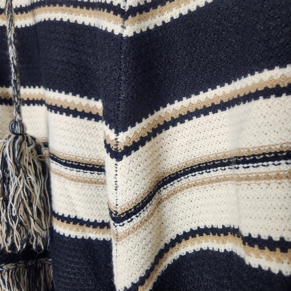 Dreamers Hooded Sleeved Poncho - Picture 4 of 9